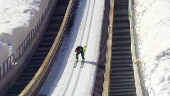 高清慢动作: 年轻人表演跳台滑雪