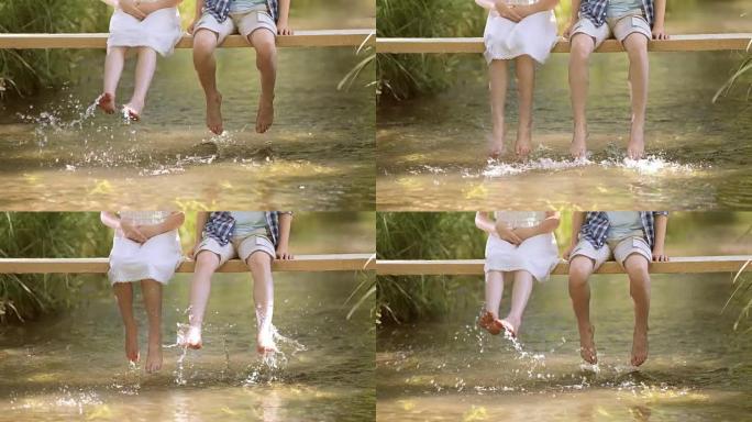 行人天桥上的SLO MO男孩和女孩泼水