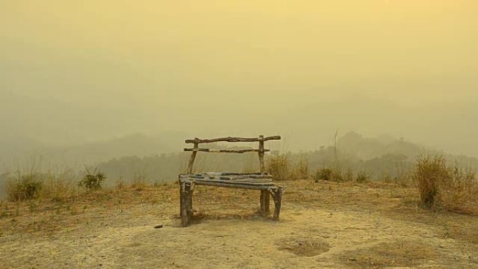 平移: 独自一人的木椅在大山之中