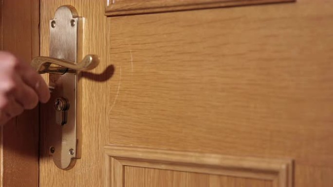 用钥匙锁门卧室公寓特写镜头门把手