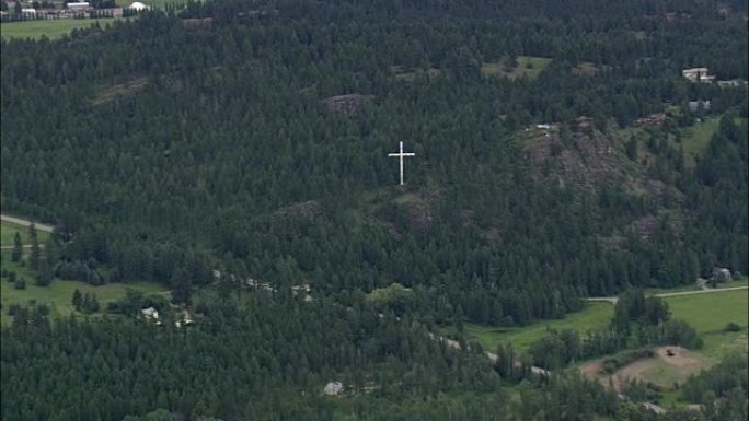 美国弗拉特黑德县蒙大拿州比格福克附近的十字路口-鸟瞰图