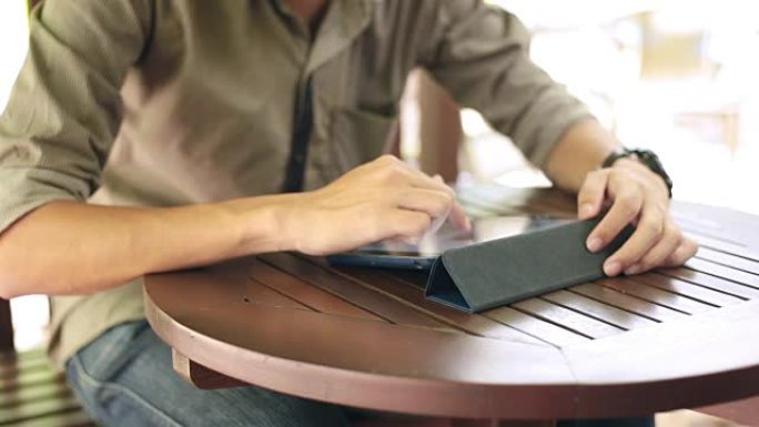 平板电脑中的商人分析市场数据