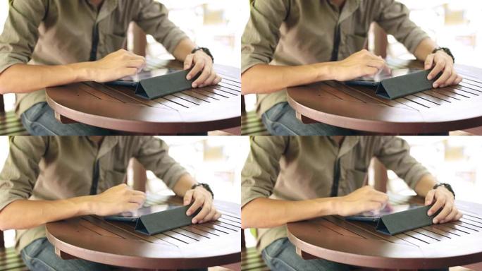 平板电脑中的商人分析市场数据