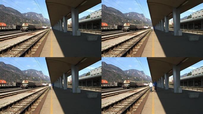 高清: 在火车站