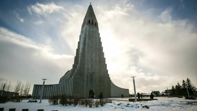 高清延时: 冰岛雷克雅维克大教堂的行人