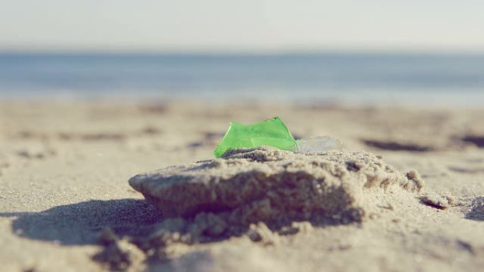前景中的绿色玻璃海滩上的大浪
