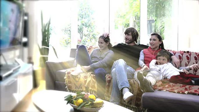 节日快乐的土耳其家庭在家看电视