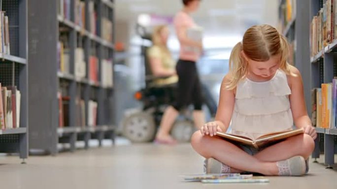 DS女孩在公共图书馆的书架旁看书