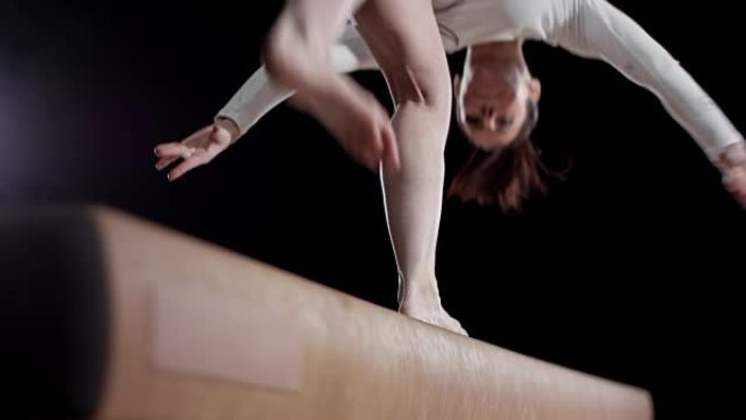 一名女子体操运动员做平衡木翻转的SLO MO脚