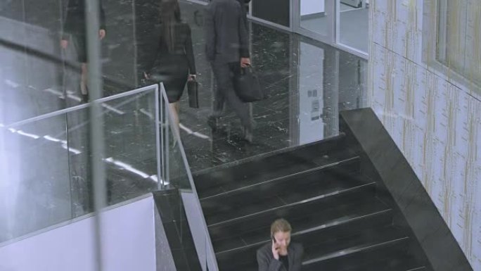 道明商务人士走在公司大楼的楼梯上