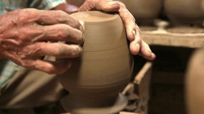 在陶工的轮子上制作陶罐