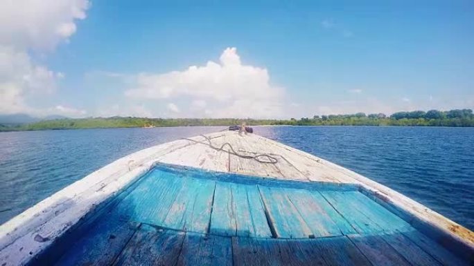 在印尼海上飞驰的木船船头