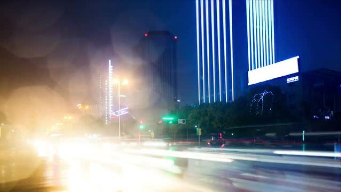 繁忙的交通，夜间照亮杭州的建筑物，时间流逝。