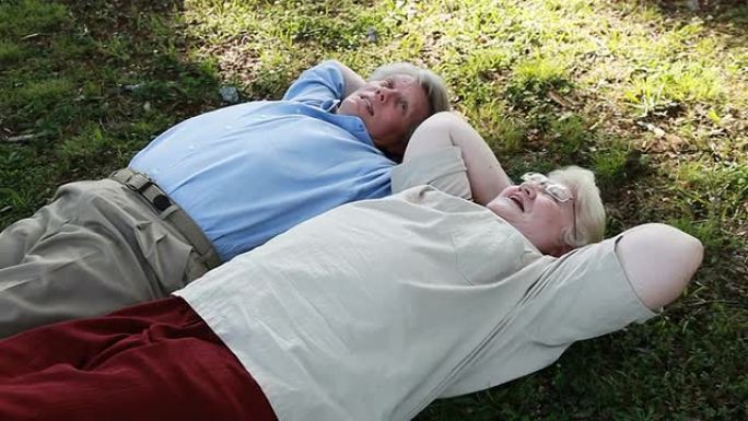 躺在草地上的老年人