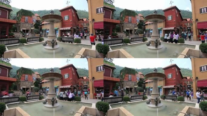 人们在老城区购物