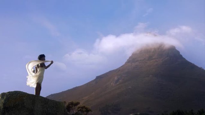 非洲女王开普敦白色白纱站在山顶眺望云雾缭