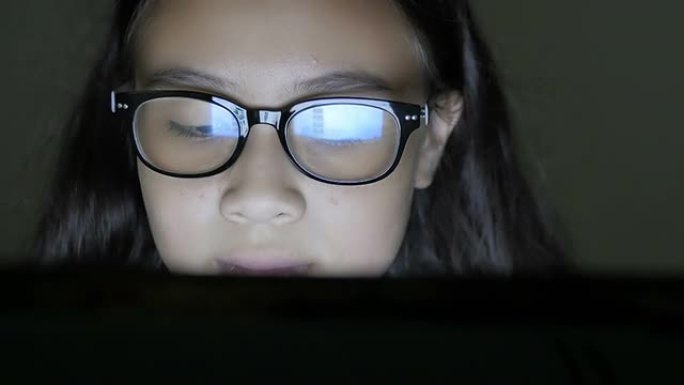 女孩使用笔记本电脑的特写镜头，绿屏