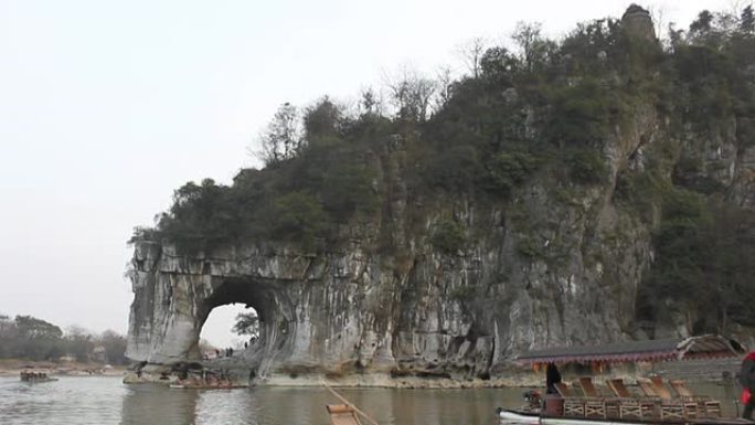 中国广西桂林象鼻山竹筏之旅。
