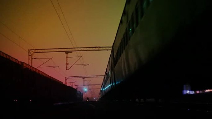 火车在夜间进入车站
