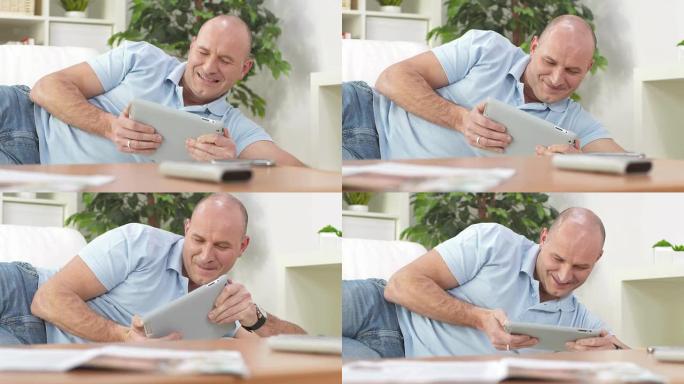 高清多莉: 成年男子在平板电脑上玩游戏