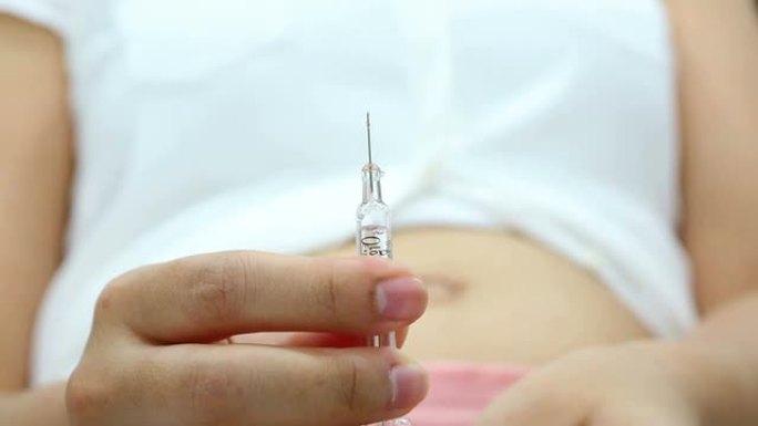 女性注射药物为试管婴儿治疗做准备