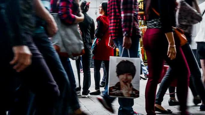 2014年11月29日，中国广州：人们在中国广州著名的购物街北京路漫步