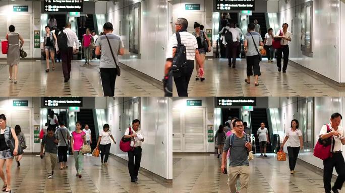 在新加坡地铁站的自动扶梯上通勤者。