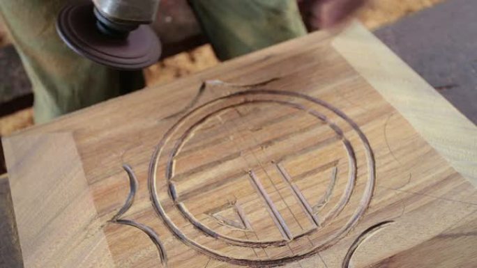 木匠制作中国传统棺材。实时。