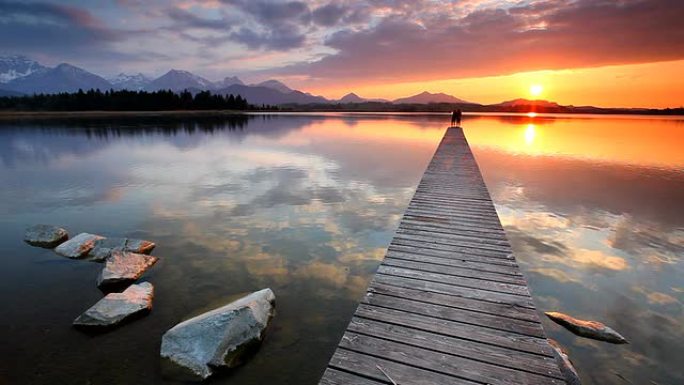 德国巴伐利亚州霍普芬塞湖宁静的日落