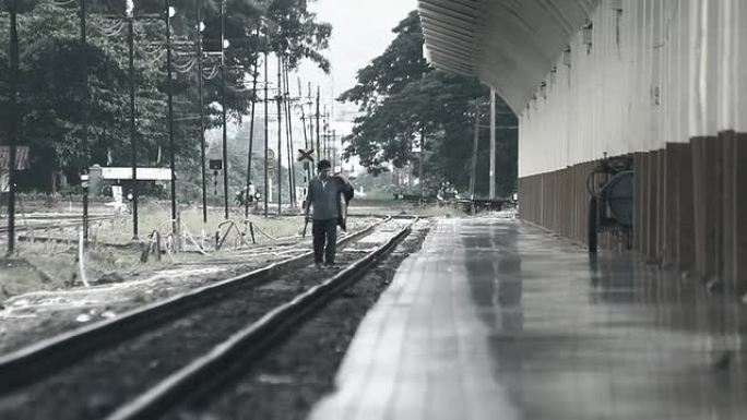 男子在铁路上行走