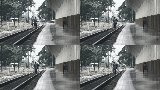 男子在铁路上行走