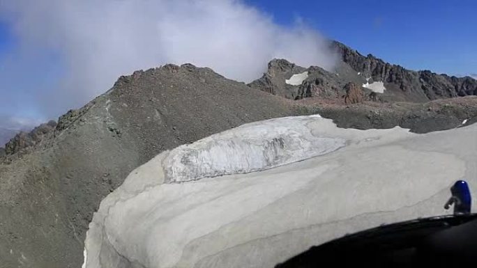 直升机降落在靠近山的冰川上。新西兰库克