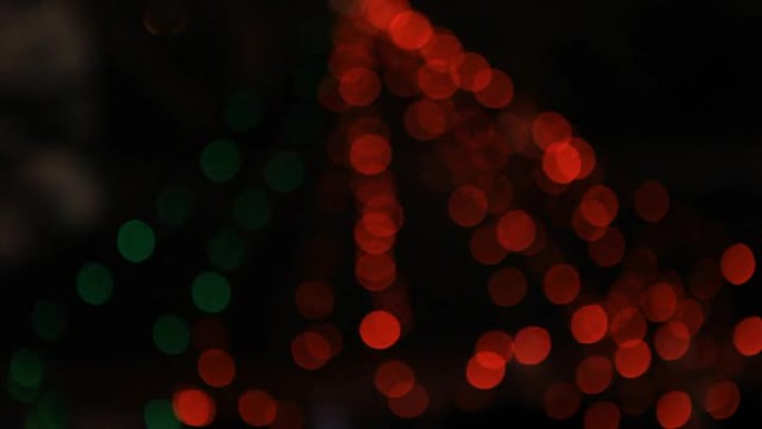 圣诞树上的散焦彩灯