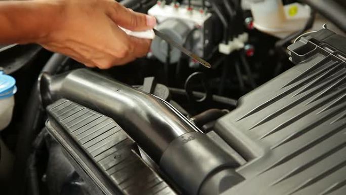检查发动机车内的润滑油油位。