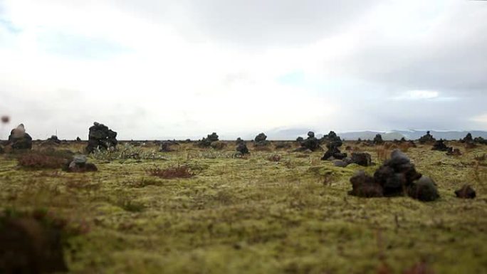 黄昏时分，卡特拉火山附近的岩石堆积成石堆