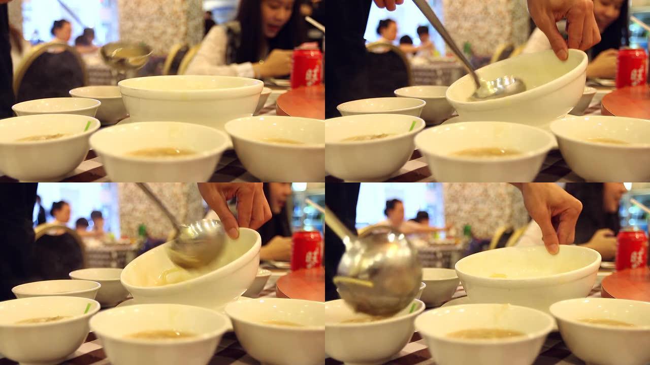 HD：在中餐馆用勺子盛汤。