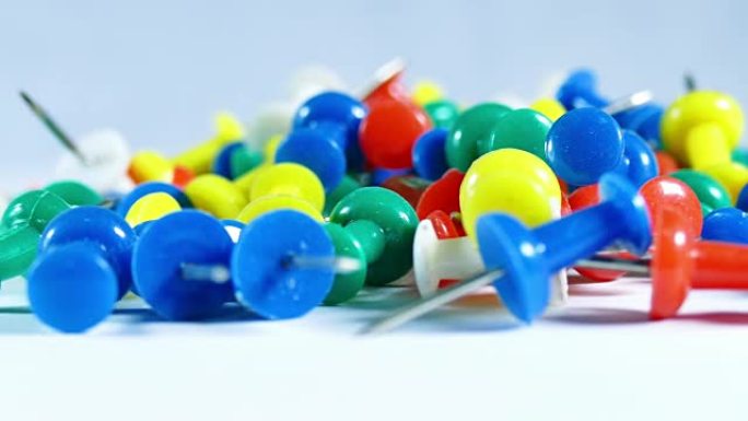 在白色背景上有许多颜色。