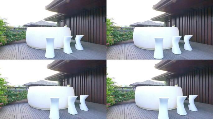 现代别墅4k露台上的白色优雅桌凳