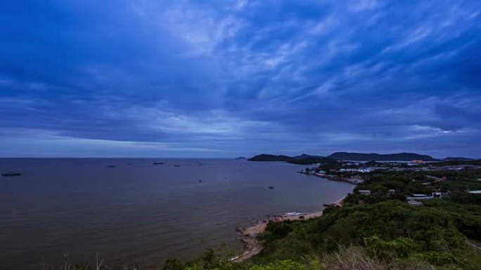 云在顶视图中移动夜幕降临夕阳无限水面夕阳