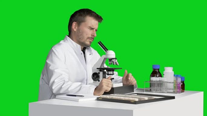 男性科学家担心和疲惫的显微镜
