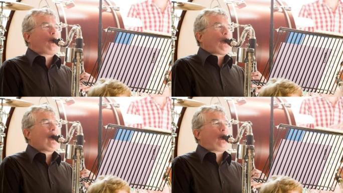 管弦乐队中的低音单簧管演奏者