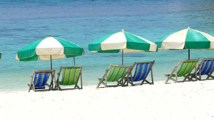 天堂岛夏日海滩的沙滩椅