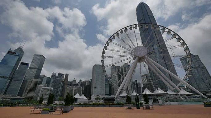 香港的天际线、渡轮轮和现代建筑，实时。