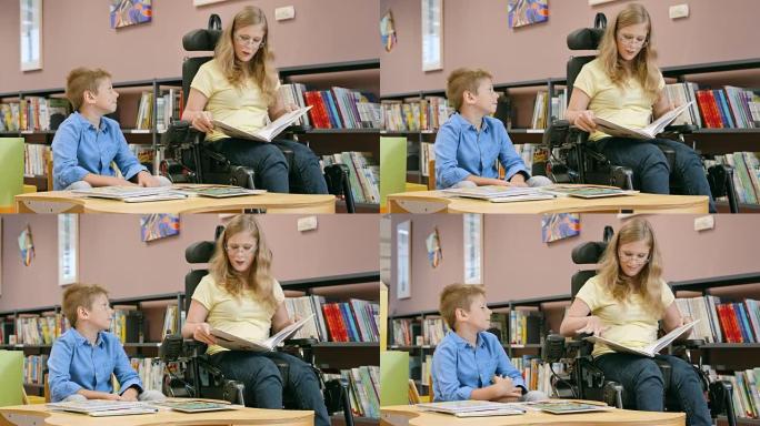 坐在轮椅上的DS女人在图书馆里给一个小男孩读书