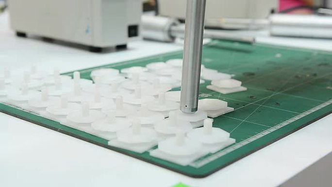 熔化塑料的工人