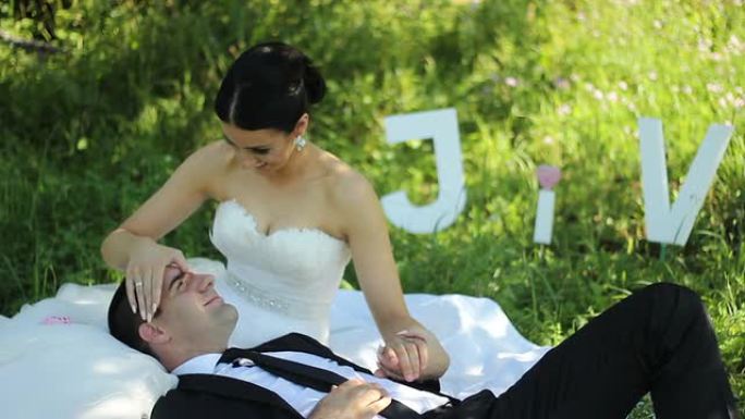 婚礼夫妇爱情起点躺在新娘腿上亲吻额头