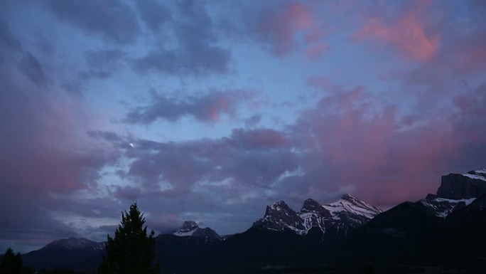 傍晚的乌云环绕山峰旋转