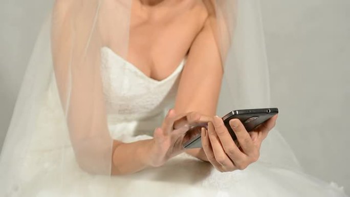 带智能手机的新娘