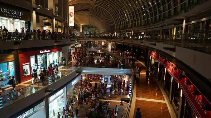 新加坡购物中心的延时拥挤人群