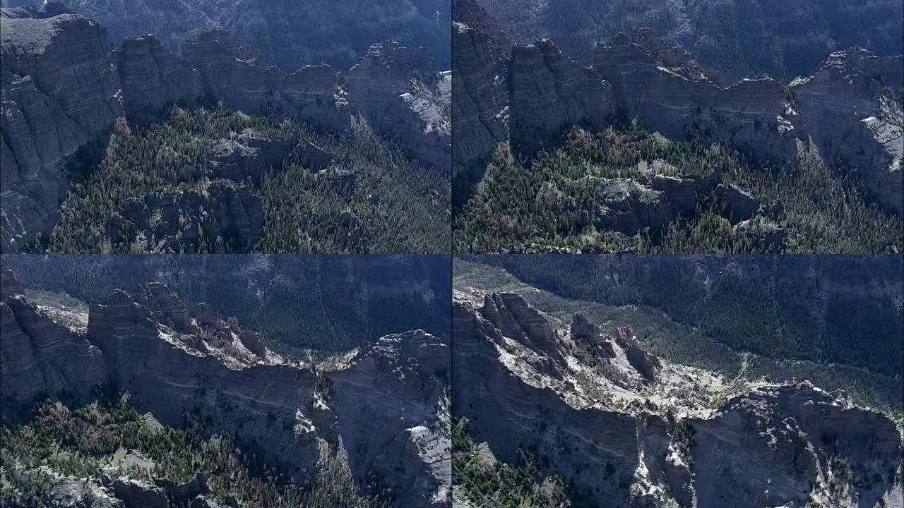提顿国家森林中的峭壁-鸟瞰图-怀俄明州，温泉县，直升机拍摄，航空视频，cineflex，建立镜头，美